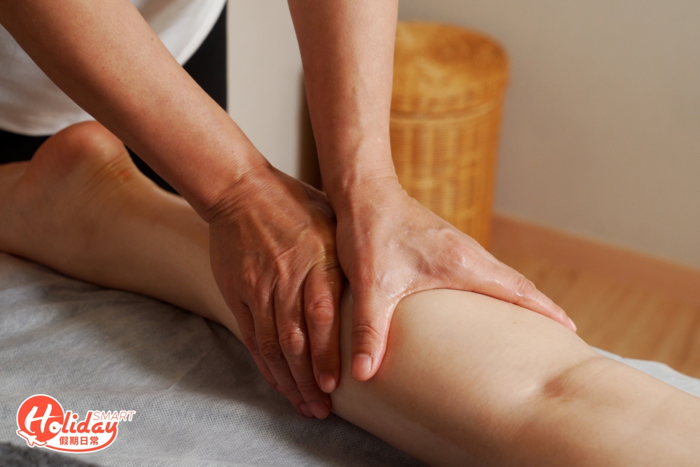 今次記者嘗試養生套餐,先以45分鐘的全身淋巴排毒打頭陣,技師配合精油按壓繃緊部位!