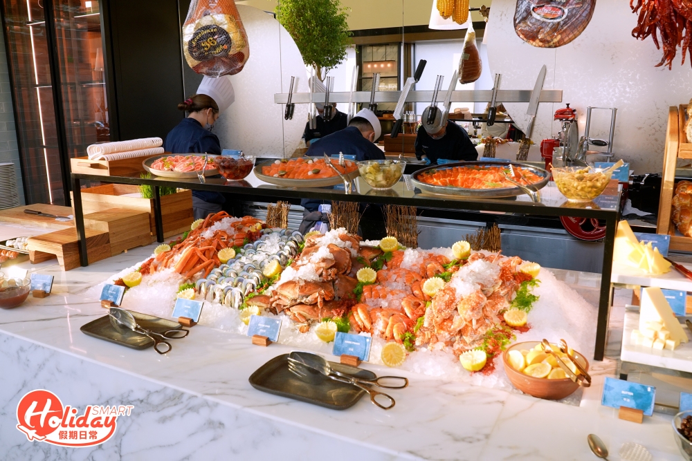 自助餐食物區以長方型一字排列，劃分成3大區域，時令海鮮冷盤區、熱盤區及甜品區，供應超過70款美食，每星期都會轉換不同菜式，食足3.5至4小時，保證食到回本。