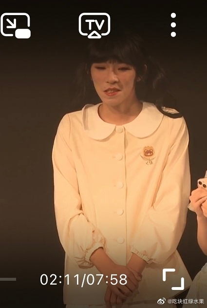 從網民公開嘅現場相片中可見，本來係女團成員嘅鈴鐺，真身明顯唔係女生