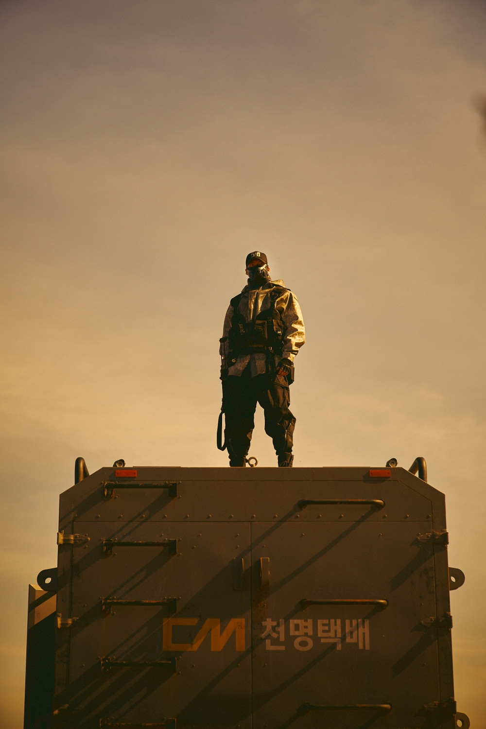 金宇彬變身為未來世界的快遞司機，造型十分型格！