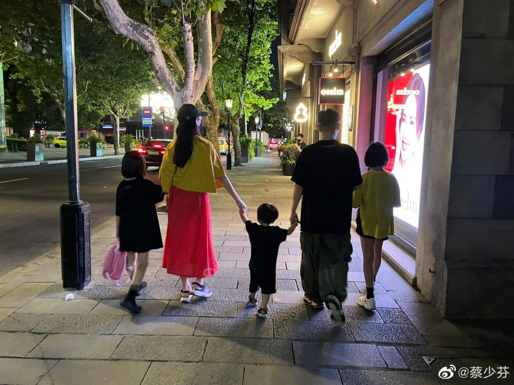 蔡少芬就澄清指一家喺上海一直都係租樓住，並無物業揸手。