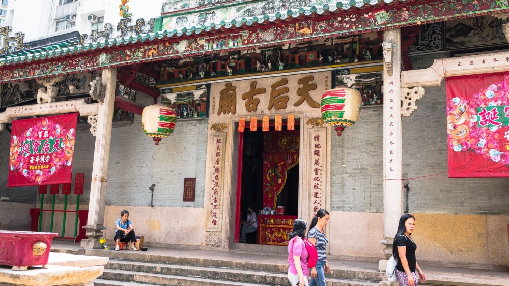 出入廟宇應左門進，右門出。