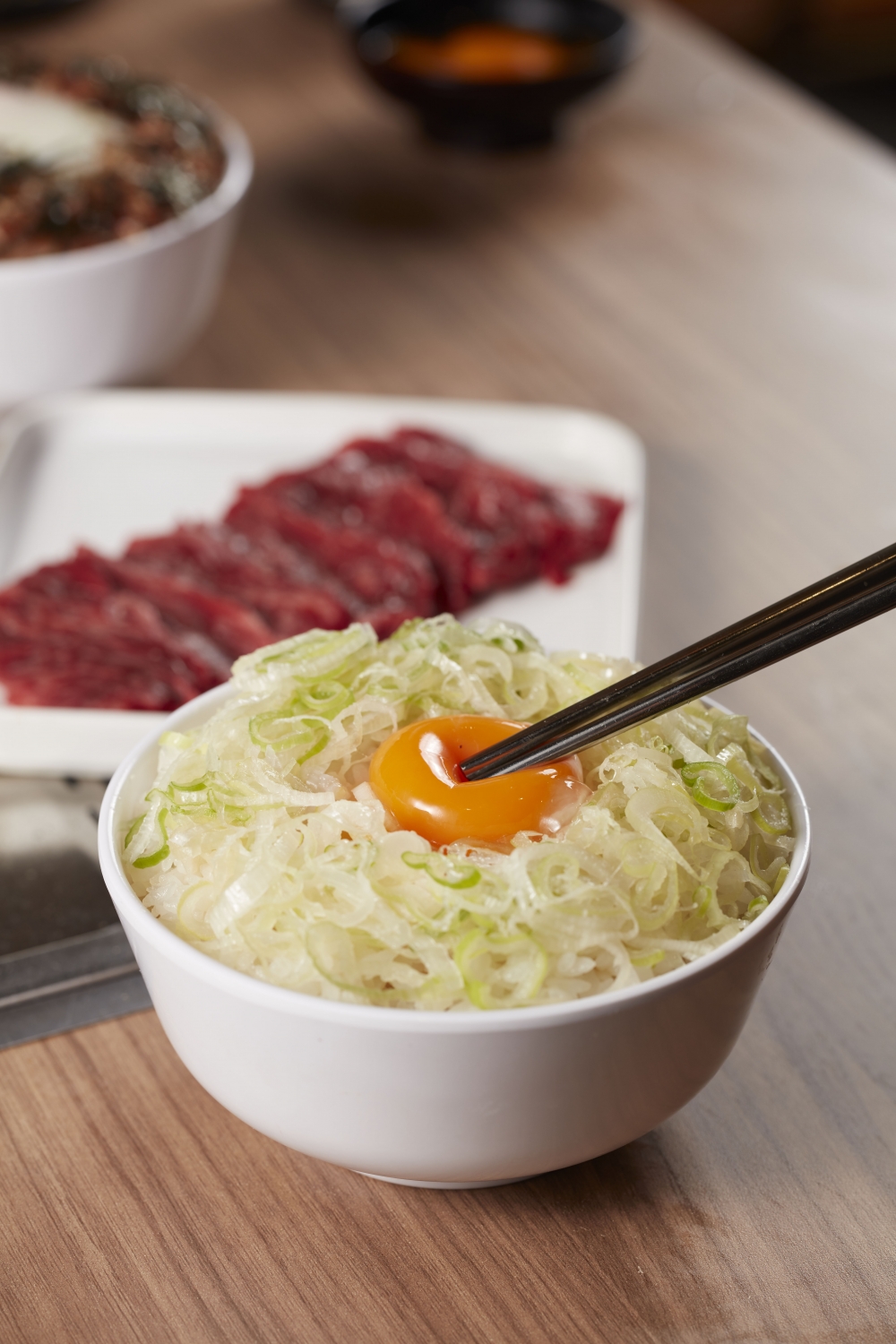 店舖特別推介人氣香蔥蛋拌飯，在一碗熱辣辣的日本米飯上鋪滿香蔥，再加入日本生雞蛋或溫泉蛋拌勻同食，是配搭燒肉的完美組合。