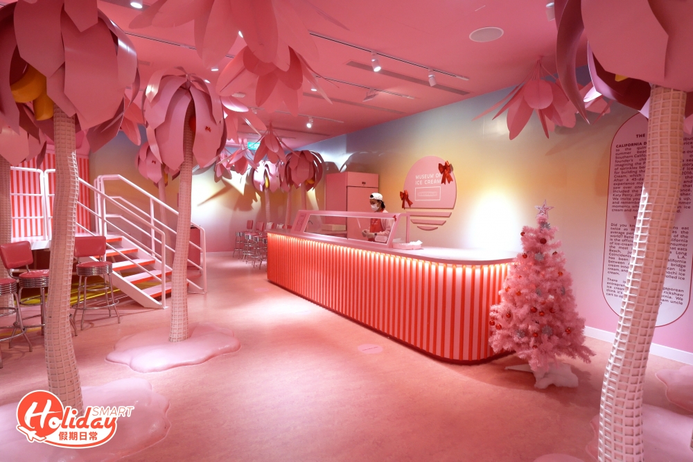 美國超人氣打卡勝地雪糕博物館，在2021年於新加坡開設首間海外分館，博物館位於Dempsey Hill，距離新加坡市中心大約15-20分鐘車程，前身是登布西殖民時期的軍營，博物館籌備過程歷時3年，裏面當然隱藏不少驚喜，全館佔地約6萬平方呎，基本上全間均以粉紅色為主調，劃分成14個不同的主題區。