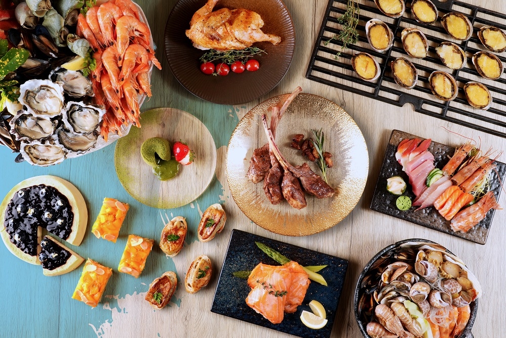 8度海逸酒店推出生日優惠，凡4位惠顧「尋味海鮮之旅自助晚餐」，一位當月生日之星可以半價享用1次，或免費生日蛋糕1磅，或獲贈紅/白餐酒1瓶。