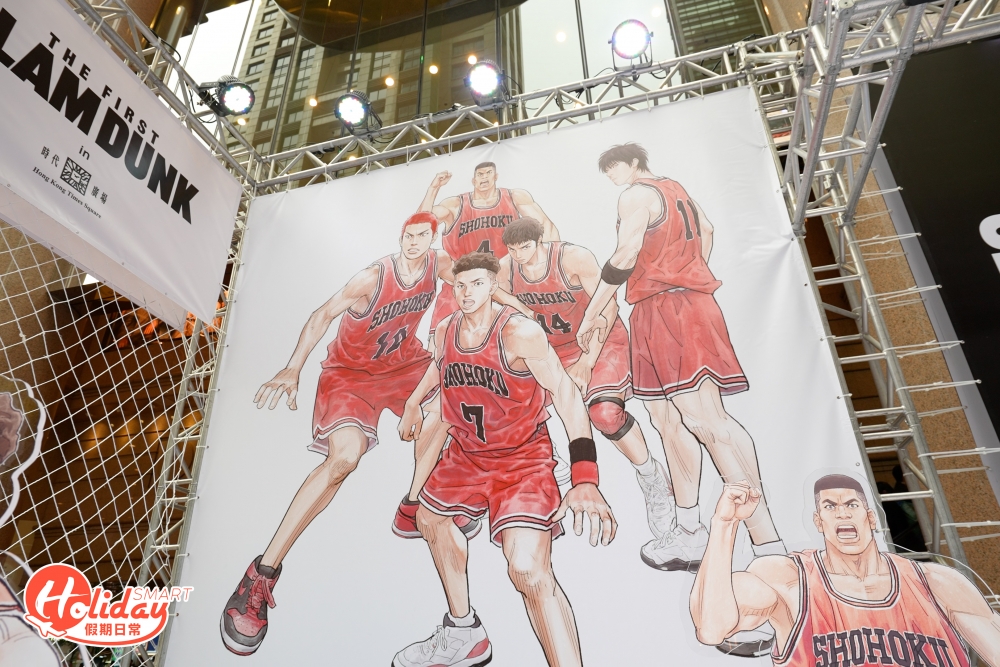 時代廣場地面設有極為矚目的巨型擺設，10米 x 9米《男兒當入樽》主題籃球場以電影《THE FIRST SLAM DUNK》宣傳畫作為背景！