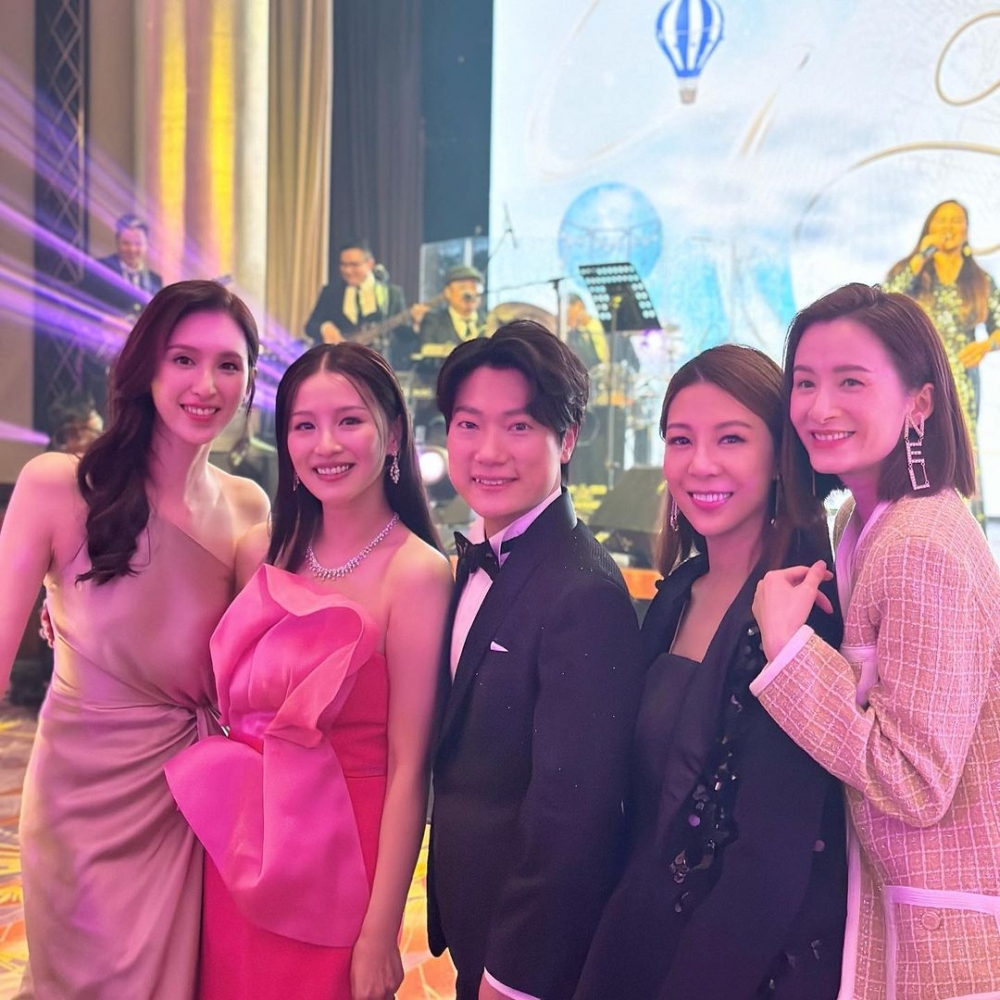 何傲芝嘅丈夫正係「帝皇翡翠」創辦人兼行政總裁董吳玲玲之子董必政。