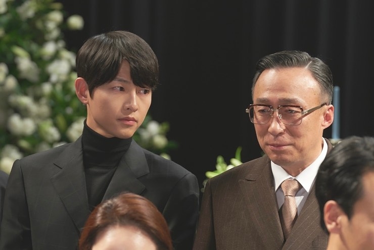 宋仲基喺劇集《財閥家的小兒子》宣傳活動時已多次公開向工作人員介紹Katy係佢女朋友