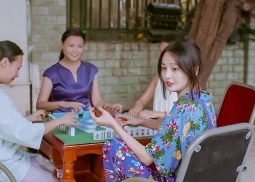 凳背唔好有穿窿，而且凳背高過膊頭就最好