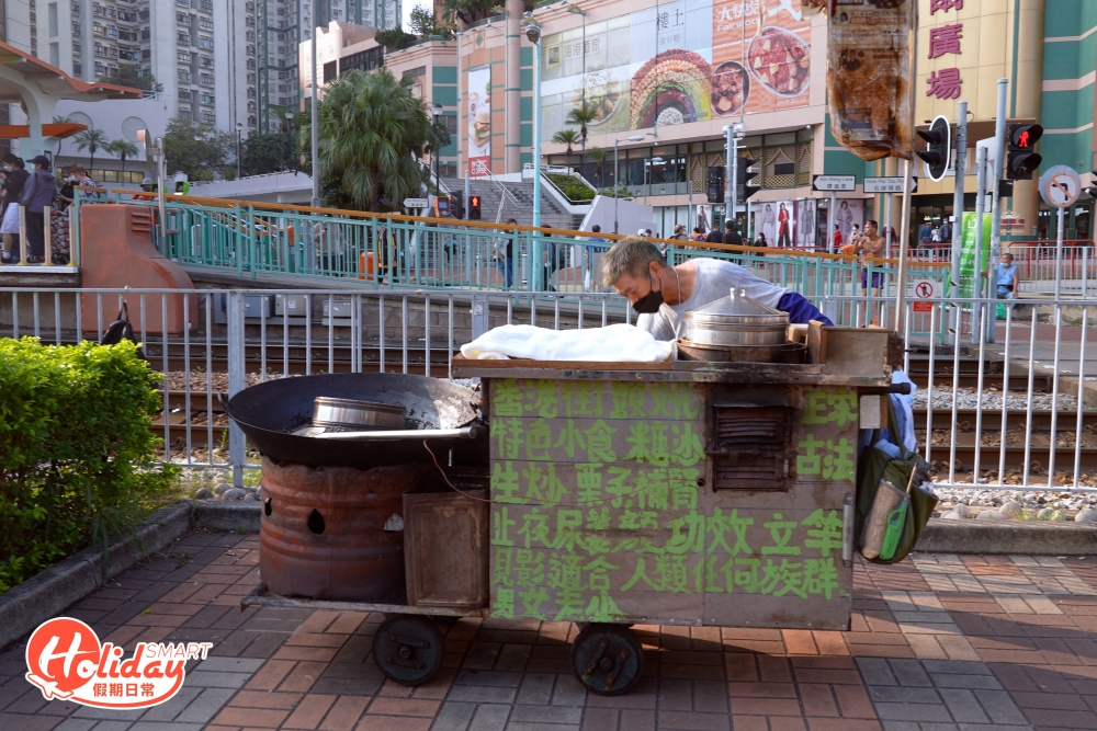 每次在街頭聞到香噴噴的栗子味，便知又來到糖砂炒栗子的專屬季節，亦都是阿黃栗子檔出動的時候，現在已經67歲的阿黃，因為一次機緣巧合遇上他的伯樂，「年少時被爸爸打，在街邊流連時，遇到街邊栗子檔老闆跟我說不讀書不如跟我炒栗子」，從10幾歲開始入行炒栗子，粗略估計已經炒了50多年。
