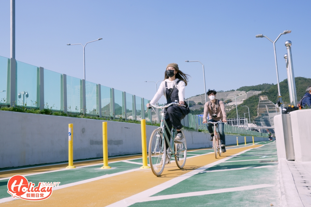 跨灣大橋全長約1.8公里，設有觀景台、單車停泊處和休息位，來到觀景台位置可以180度飽覽將軍澳灣及東邊水道的景色，如果撞正黃昏時間，更有機會欣賞到無敵日落。