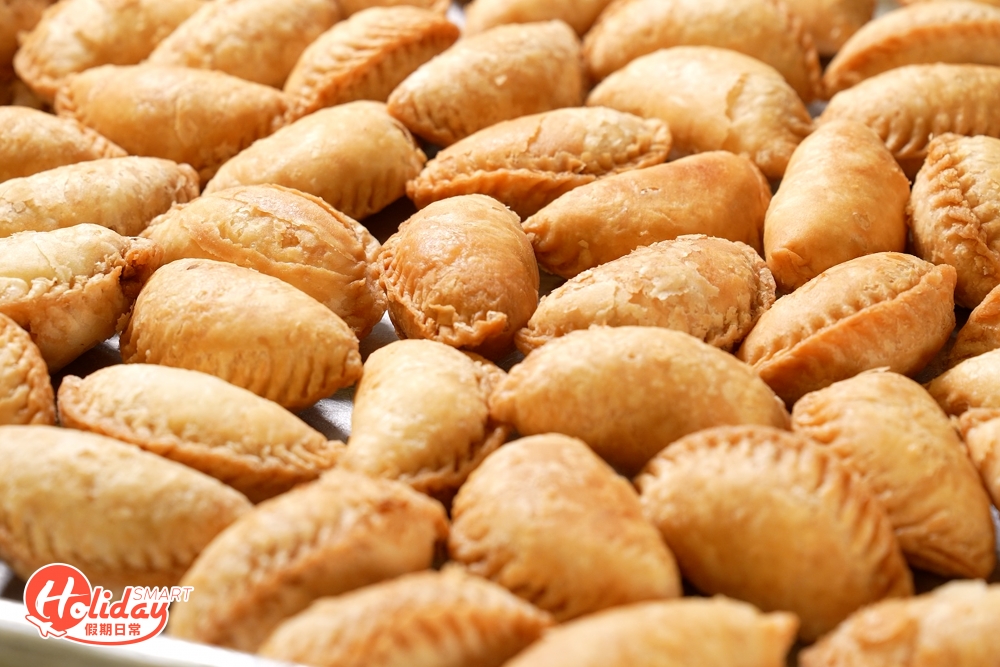 傳統賀年油器有芋蝦、笑口棗、煎堆、糖環、牛耳等，每一款背後都有寓意，好似「煎堆碌碌，金銀滿屋」、「今年吃油角，來年露頭角」等，象徵吃了油器便會為新一年帶來好意頭。