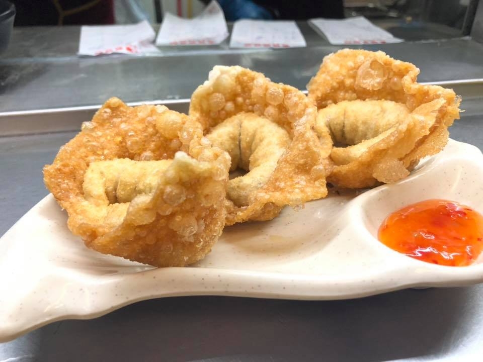 不少食客更推介其自家製紫菜腐皮卷、鯪魚腐皮卷和炸雲吞等，其中腐皮卷炸得極鬆脆。