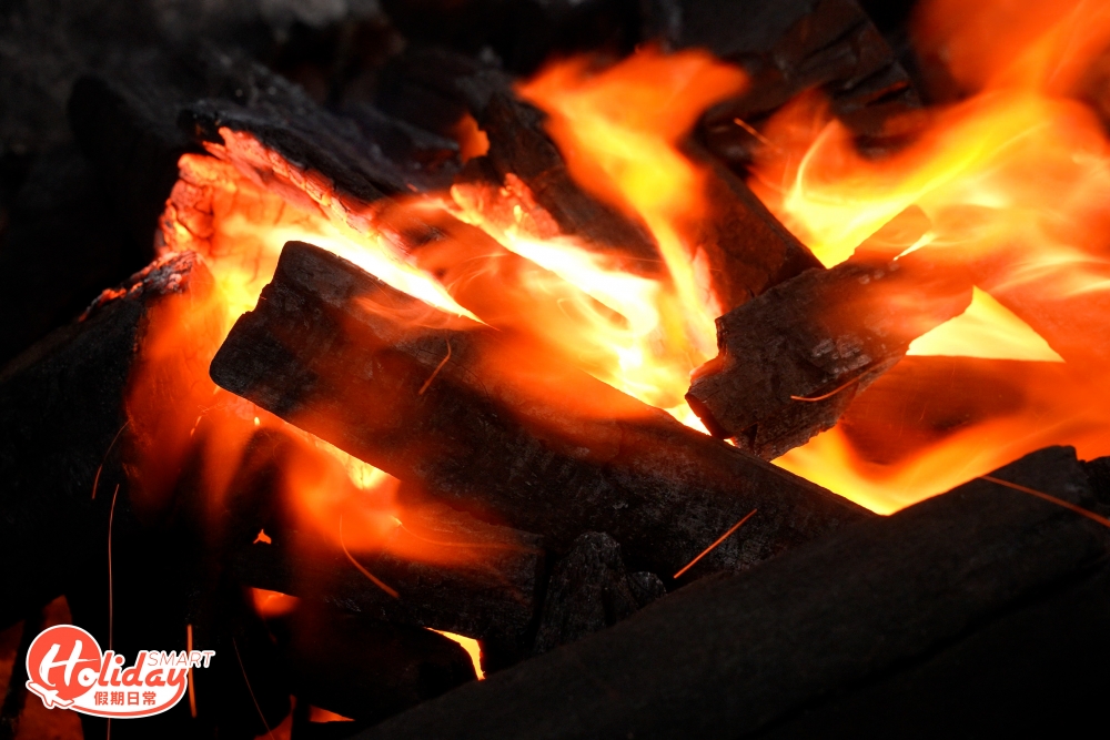 當見到炭開始著火，開初5至10分鐘火勢十分猛烈，10分鐘後炭才會著透，所以等10分鐘後才放食物燒烤是最佳時機。