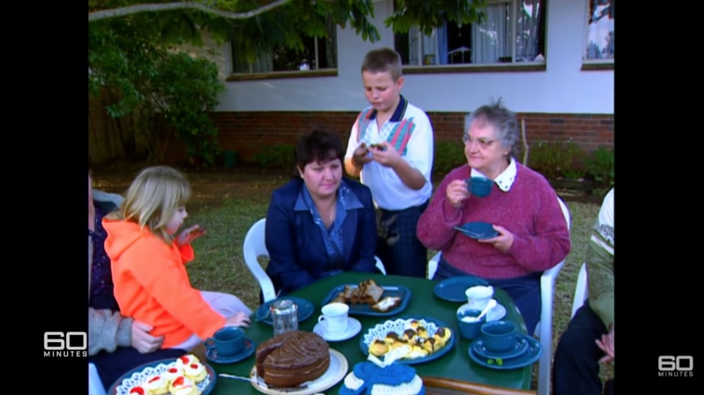 Gavin則喺富家父母撫養下長大