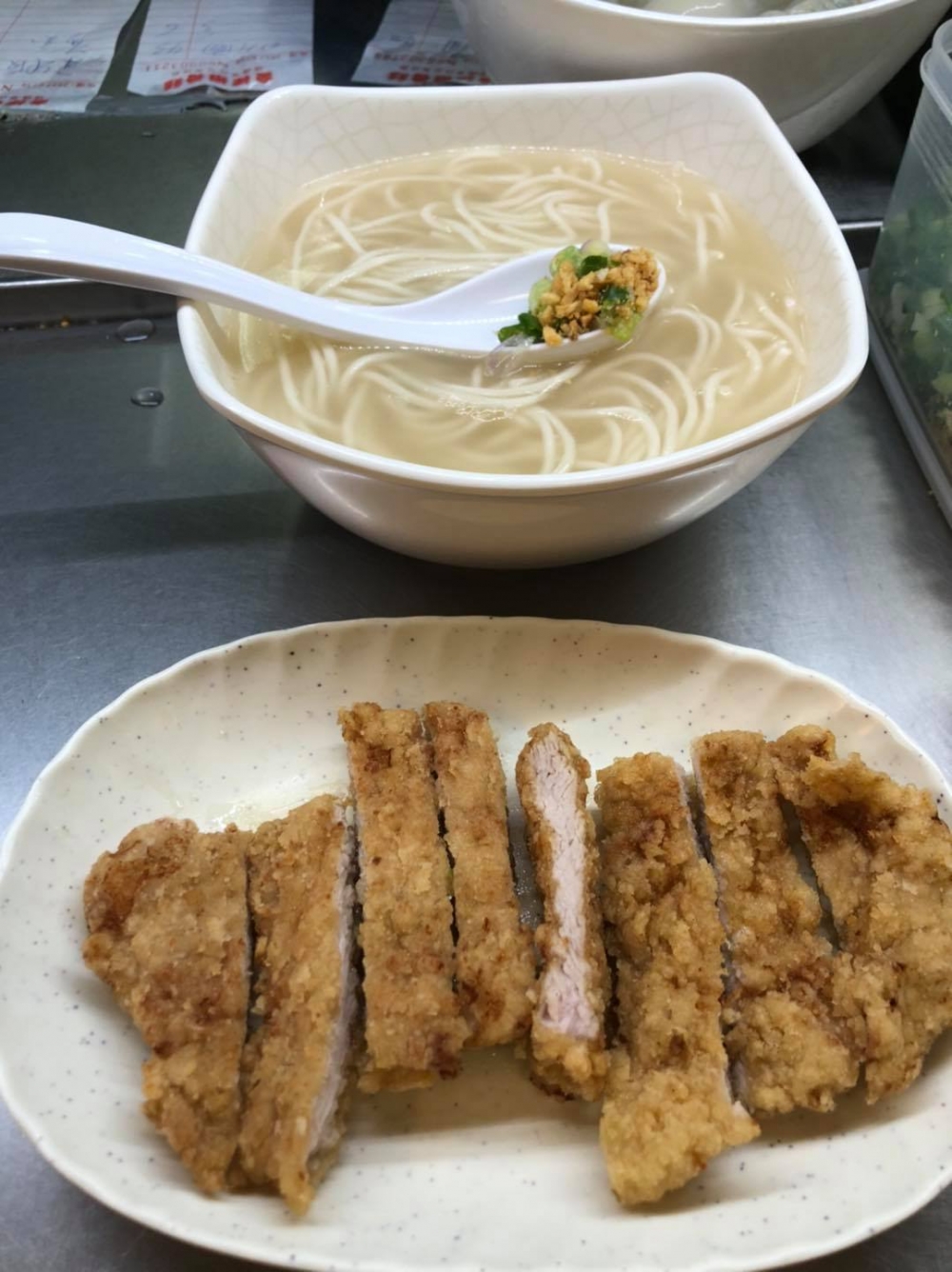 看店名就知道排骨麵是招牌菜，而排骨即是豬扒，配上海麵多是炸排骨，每塊排骨都用人手揼鬆肉質，堅持採用新鮮豬肉，不加鬆肉粉，為保持排骨脆度，排骨會跟麵分開上，即叫即炸，吃起來鬆化而有肉汁。