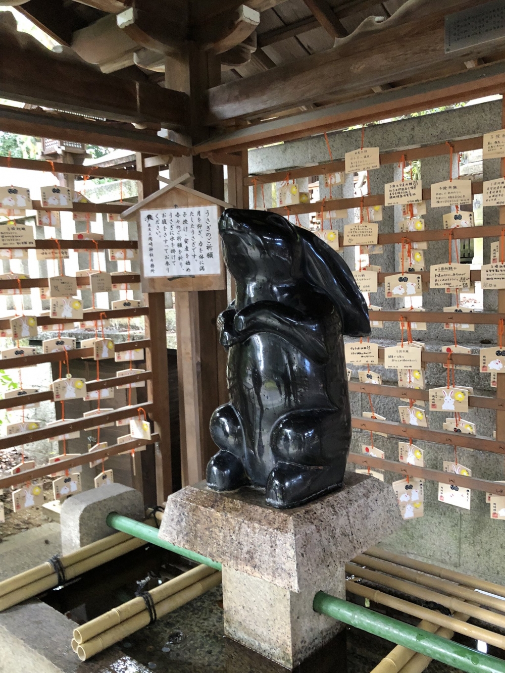 手水舍的「求子兔」係以黑色花崗石打造!