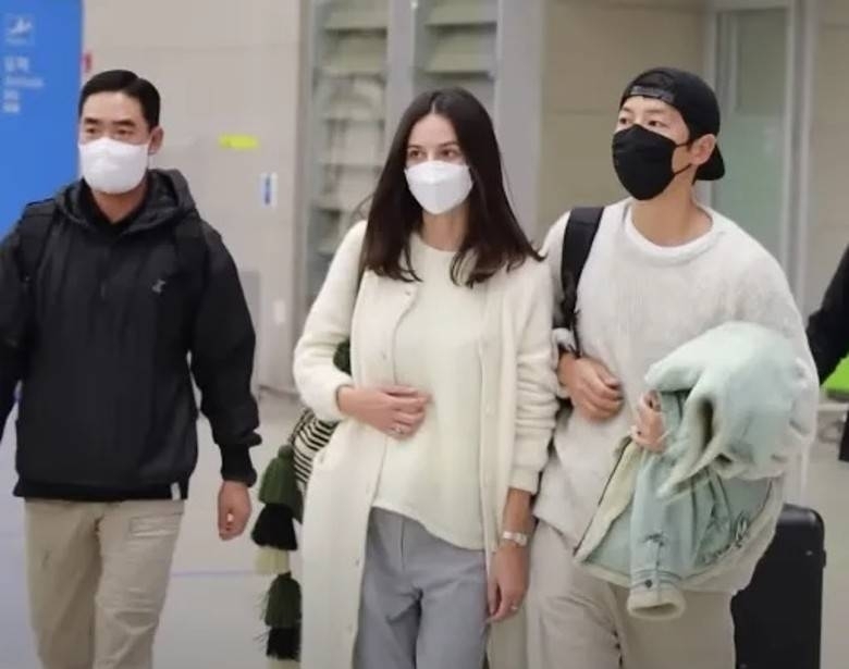 有指Katy已經入住宋仲基別墅同居一年，而Katy懷孕後宋仲基亦接妻子嘅父母到韓國陪伴妻子。