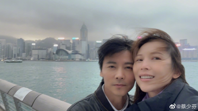 又到尖沙咀海傍拍拖