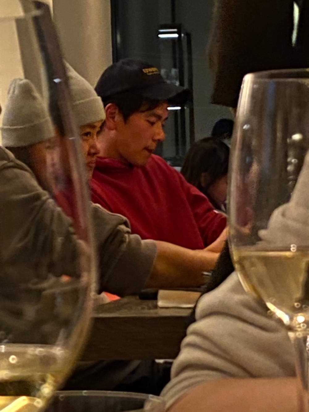 網民喺北海道偶遇彭于晏，身邊仲有一位戴灰色帽嘅同行女性。