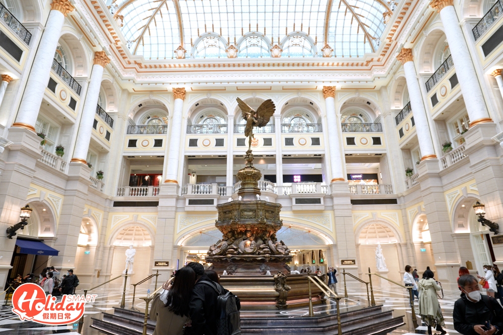 水晶宮殿是參照維多利亞火車站設計，中庭高33米，主要使用玻璃和鐵建造，再以雲石鋪砌，充滿維多利亞時期的建築風格