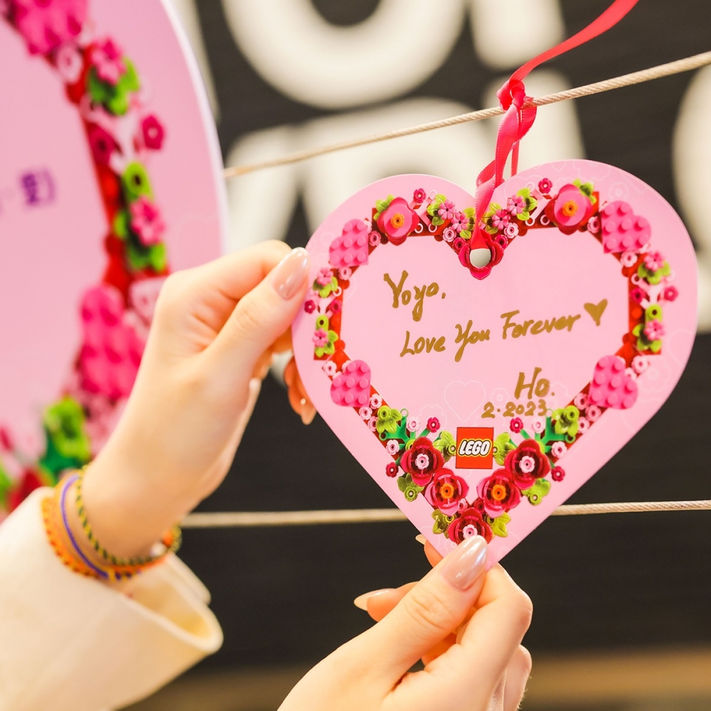 可在幸福之牆寫上自己想對另一半說的字句或祈願～