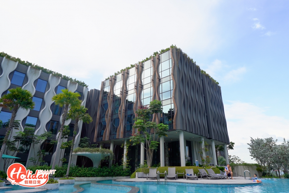 2019年開業的遨堡聖淘沙酒店(The Outpost Hotel Sentosa) 隸屬新加坡遠東酒店集團，與相鄰的悅樂聖淘沙酒店 (Village Hotel Sentosa) 屬同集團姊妹店，不過前者主打成人娛樂，僅限16歲以上的成人入住，不接待幼兒。