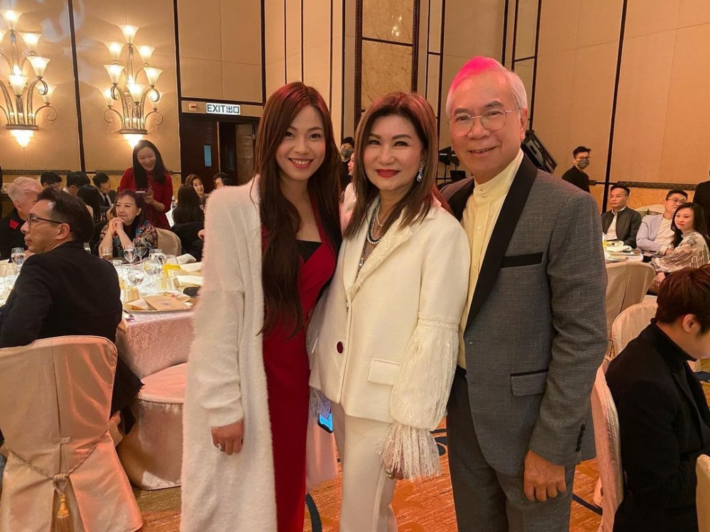 近日李龍基就接受傳媒訪問,「跟得夫人」Chris亦與李龍基一齊受訪,李龍基透露兩人原來未正式結婚!