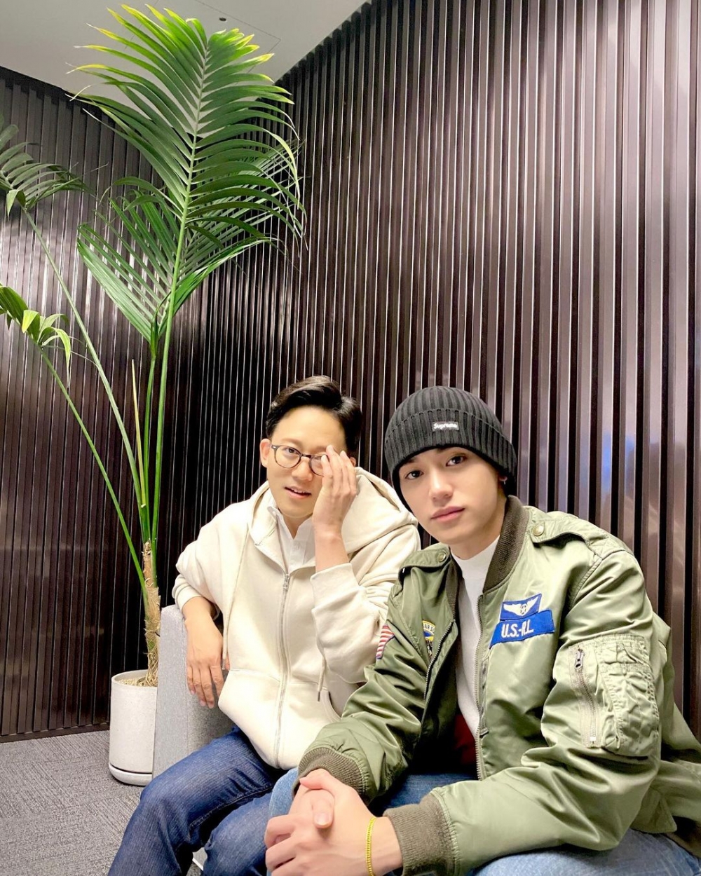 SM娛樂CEO李成秀(이성수)突然於IG晒出合照,相中正係「深刻反省」中嘅Lucas