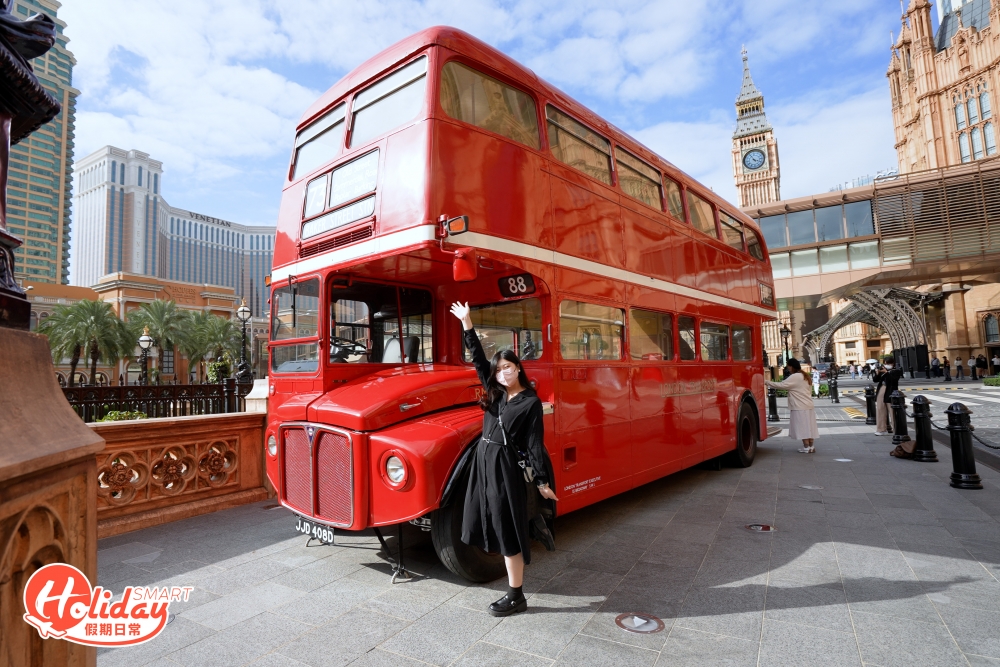 走到前庭花園設有經典的紅色雙層巴士，它是原版1966年出廠的，給打卡外也供大家走進車廂內參觀當時的設計，也可欣賞到倫敦人花園和金光大道的景色。