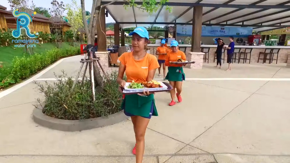 樂園擁有一個可以提供近100種世界各地美食嘅餐廳。