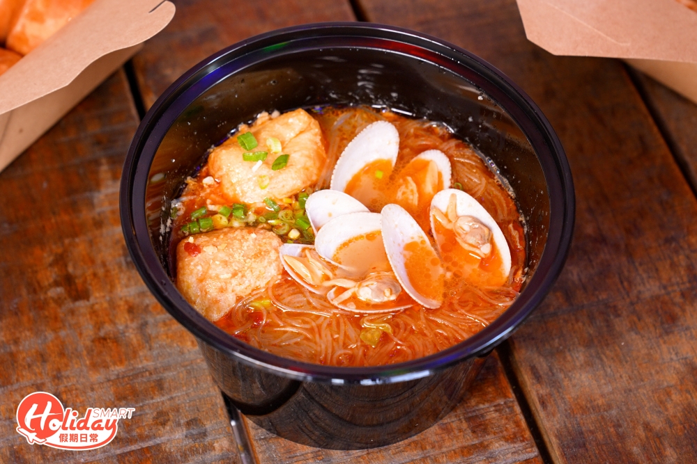 世一花甲粉是店舖招牌菜，其靈魂湯底以新鮮花甲、金菇、娃娃菜再搭配自家制蒜蓉熬煮而成，以鮮味做賣點，無額外添加味精，每碗花甲粉下單後即叫即煮，可自選擇湯底、辣度、麵底和配料。