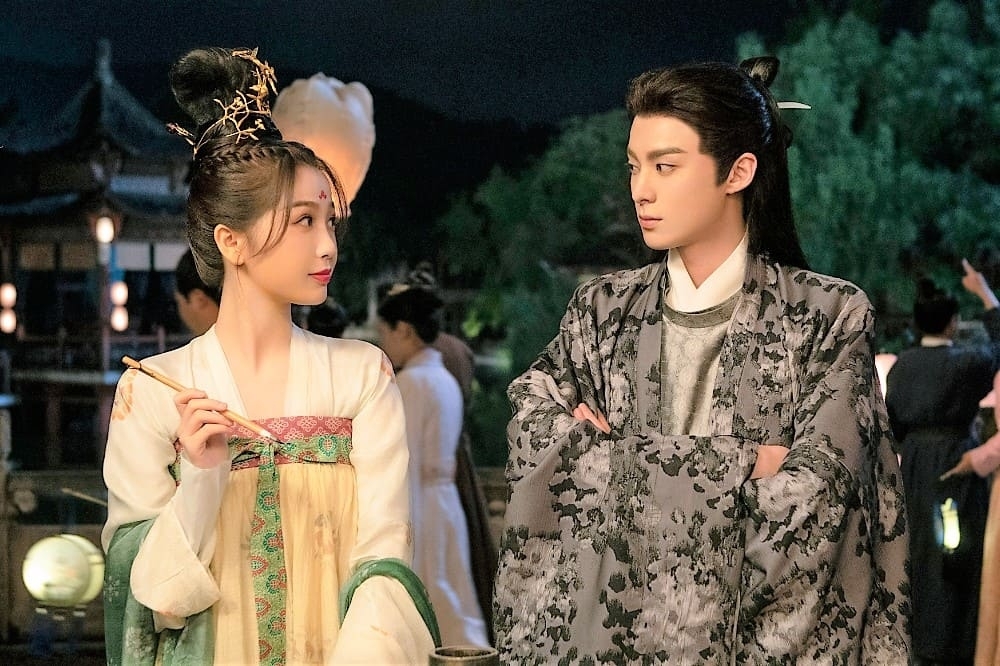 很多歷史學家都認為元宵節才是中國的情人節，因為古時的未婚單身女子會在這天出遊，才有機會認識異性。