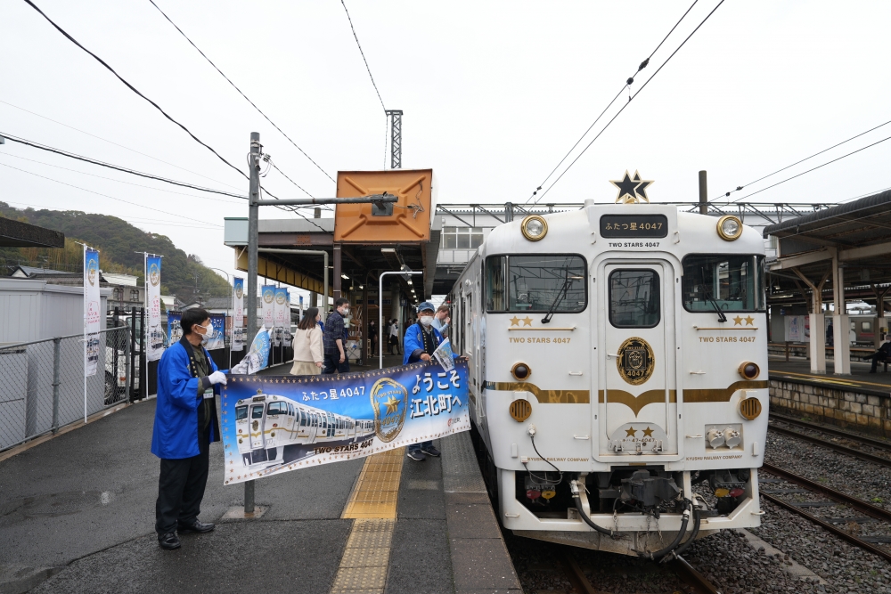 當停靠喺路線中嘅3個車站,乘客都會受到熱情嘅當地街坊夾道歡迎