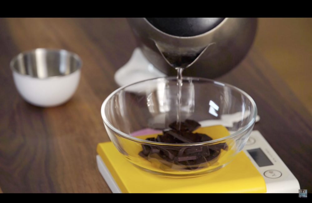 熱水倒入小塊的黑朱古力。