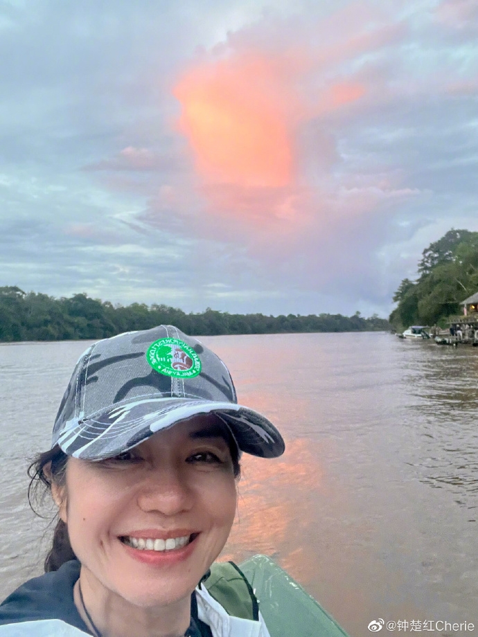 戴上cap帽嘅紅姑晒出超近自拍，現年63歲嘅佢無懼素顏，亦無P圖或用美顏filter