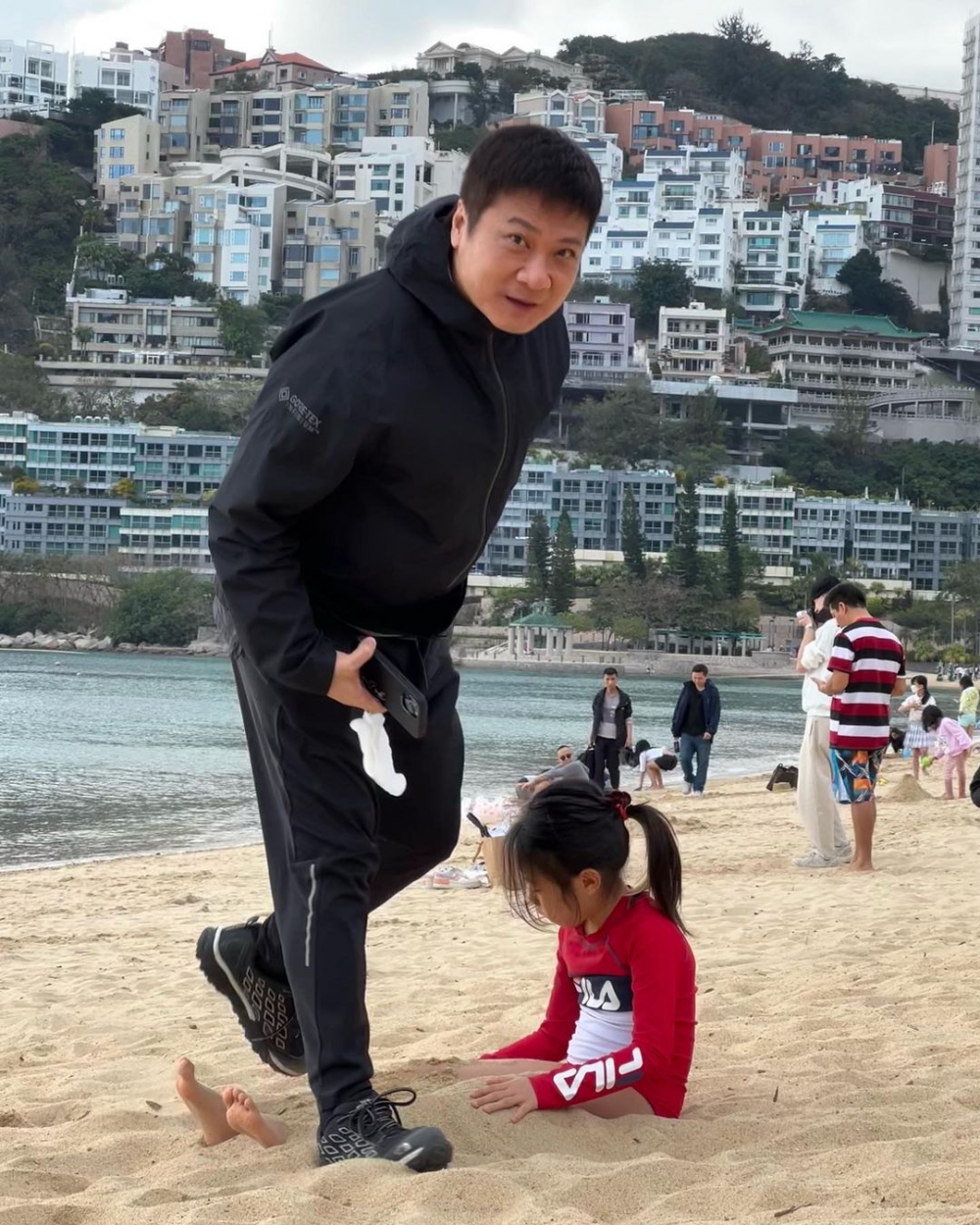 錢嘉樂則同細女凱琪一齊堆沙