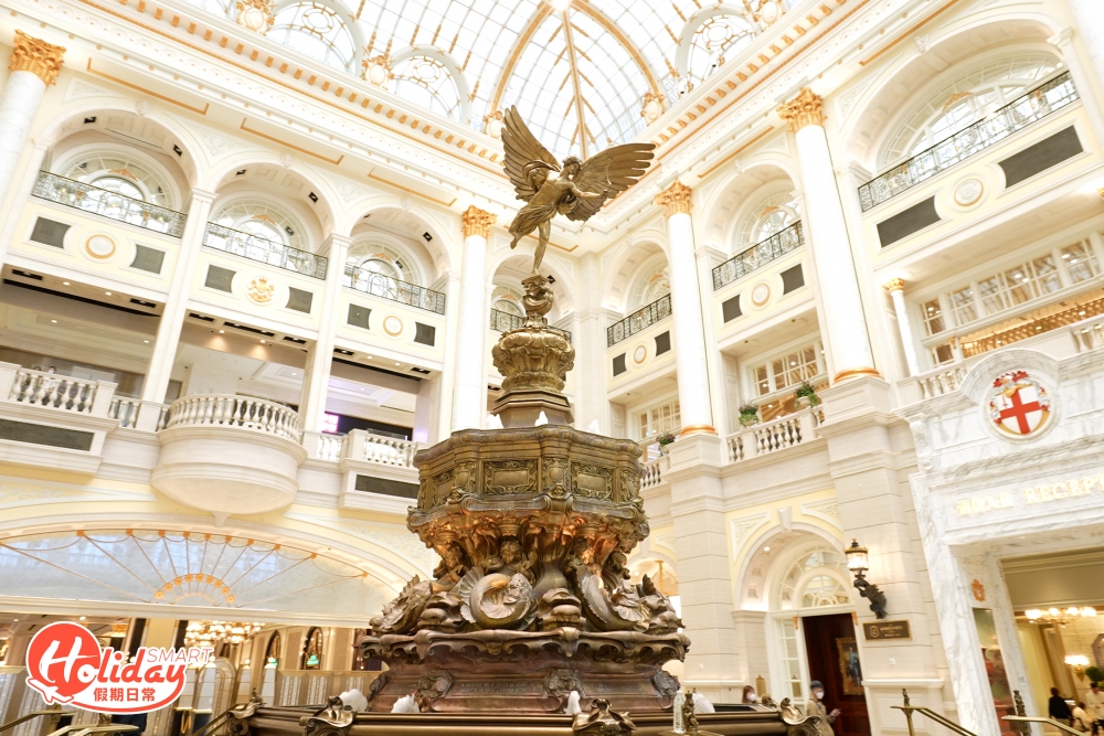 大家也可欣賞到1:1還原沙夫伯里紀念噴泉，頂端矗立了希臘的相愛之神，並在不同時段演長6分鐘的「皇家衛兵換崗」表演！