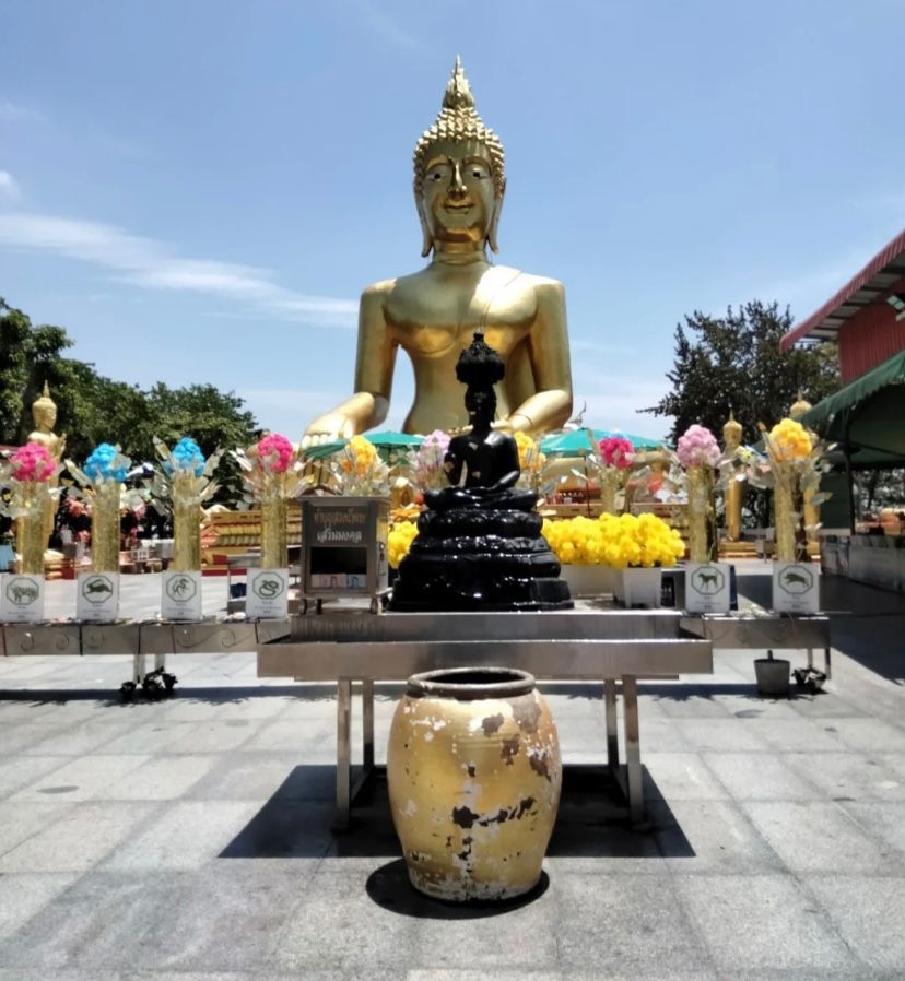 天壇大佛寺位於山頂。