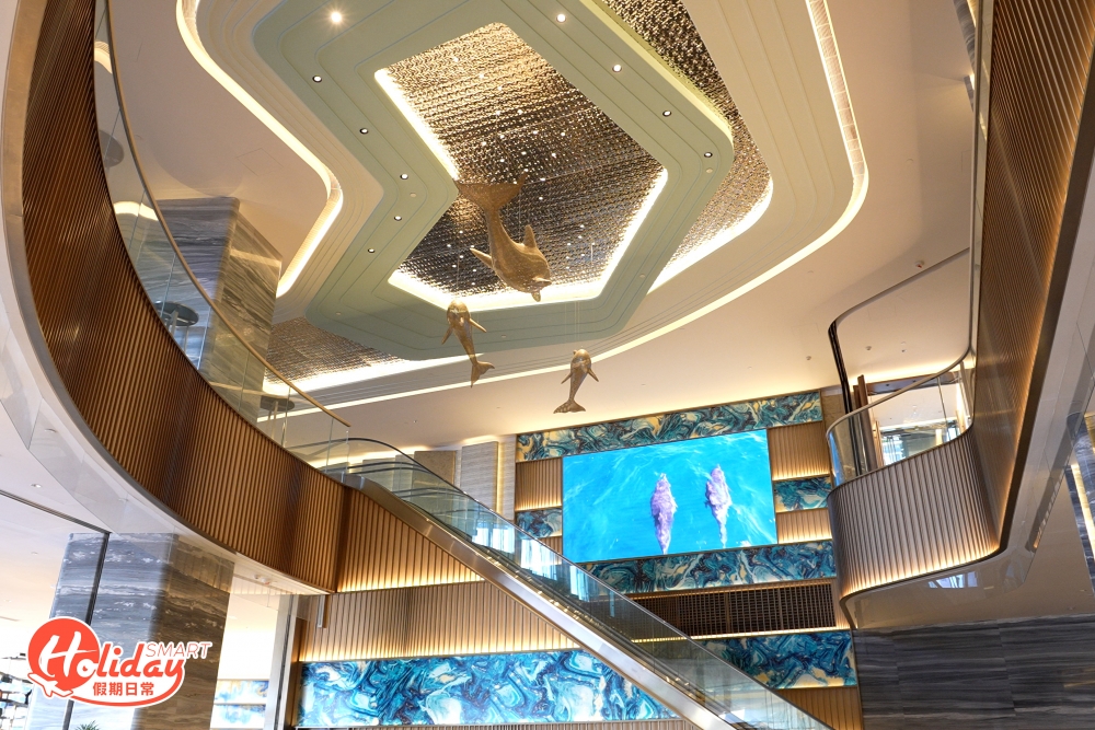 新酒店共有1,208間客房，其中90間為套房，所有客房採用現代簡約設計，基本上所有客房的設備均一樣，配備雙層玻璃窗、風筒、茶及咖啡沖調設備、迷你冰箱和房內保險箱，景觀分別有園林景和海景觀，可俯瞰SKYCITY航天城、酒店花園或中國南海。