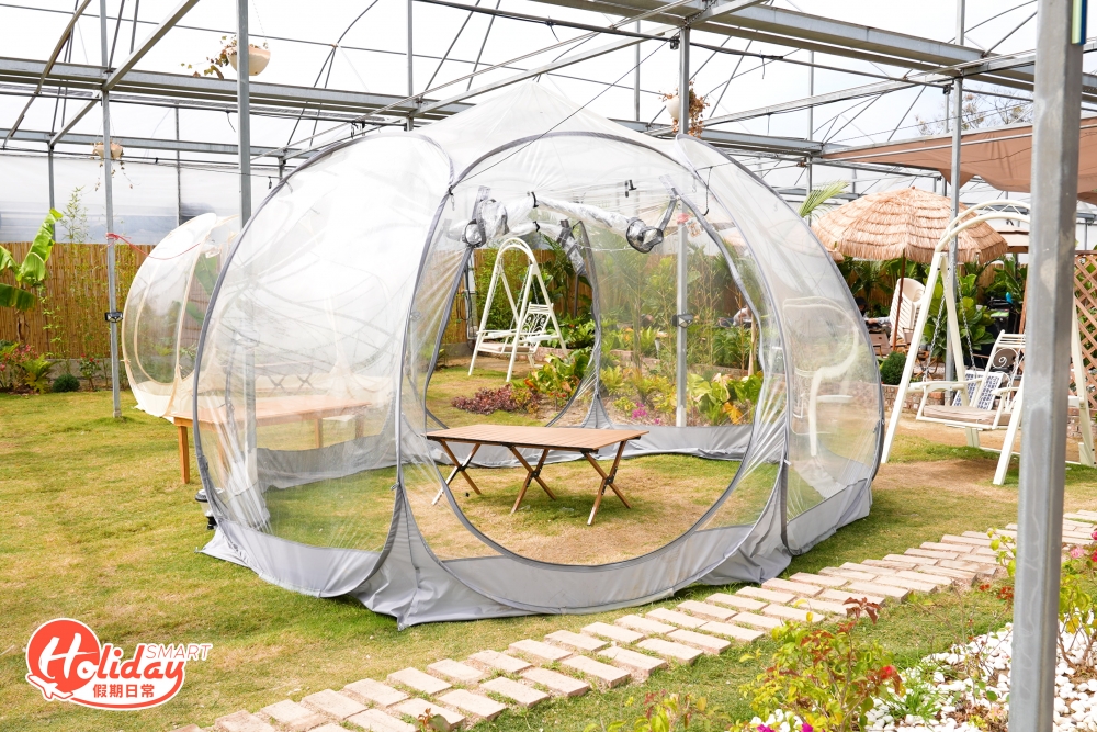 場地佔地約2萬呎，行大地色系及田園露營風格，設有透明波波屋、稻草傘及木系露營椅等