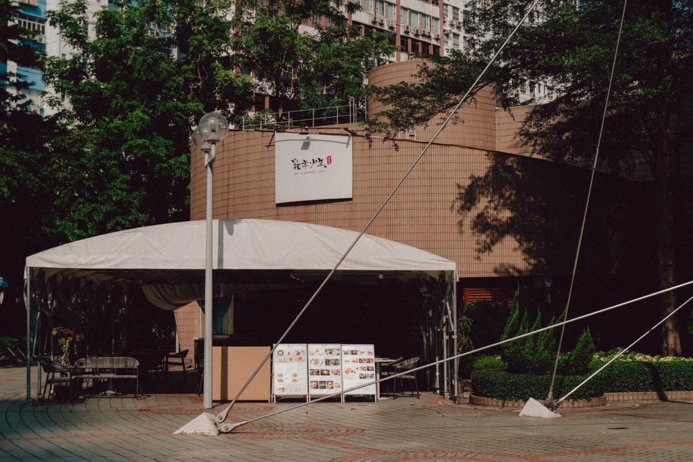 本地咖啡店「牧羊少年咖啡館」(The Alchemist Cafe) 在香港有多間分店，當中葵青劇院分店在2014年開業，葵芳店設計有別於其他分店，裝修以白色和木系為主，設有室內和戶外座位，開業9年期間除了吸引附近街坊前來歎招牌All Day Breakfast外，不少前往葵青劇院睇戲的觀眾都會在餐廳食飯。