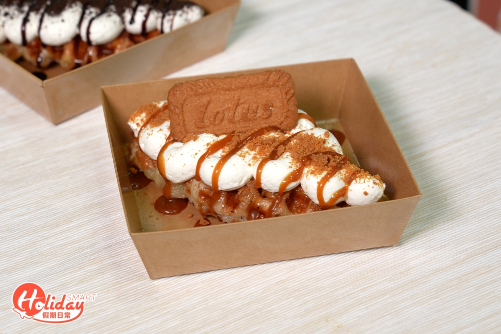 牛角包窩夫推出10款口味，賣相最吸引的焦糖Lotus脆餅味，表層塗上一層Lotus脆脆醬，食起來焦糖味更加濃郁。