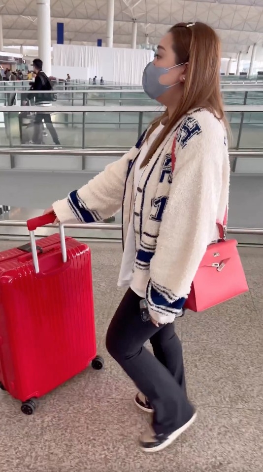 Shirley更孭住紅色嘅Hermès Kelly袋，十分搶眼