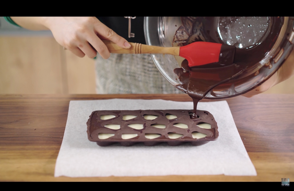 不同口味的酒心朱古力重複以上同樣的製作動作。