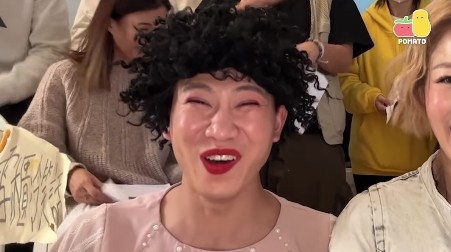 坐喺Sammi隔離嘅阿J笑到見牙唔見眼