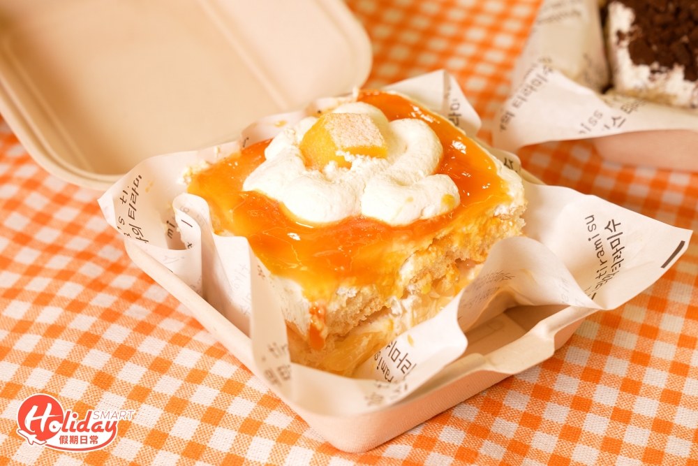 每件tiramisu都超足料，不過要數到必食推介一定是經典港式甜品楊枝甘露Tiramisu，中間加入西米、柚子和芒果肉，選用香甜的菲律賓芒果，估不到Tiramisu跟楊枝甘露好夾，食落酸酸甜甜。