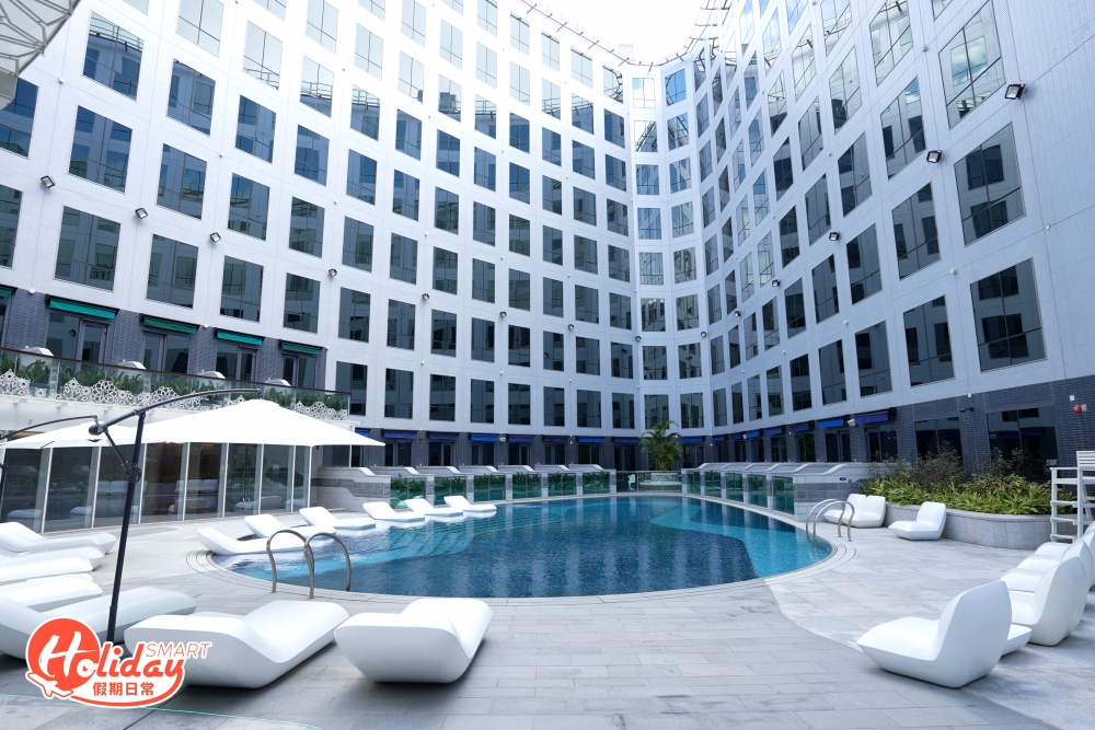 酒店設有室外游泳池、自駕遊計劃、登山導覽團，以及度身訂製的瑜伽和冥想活動，另設有3間餐廳，包括全日餐廳「磊」、酒吧及扒房「Vivace」和中菜廳「玉」。