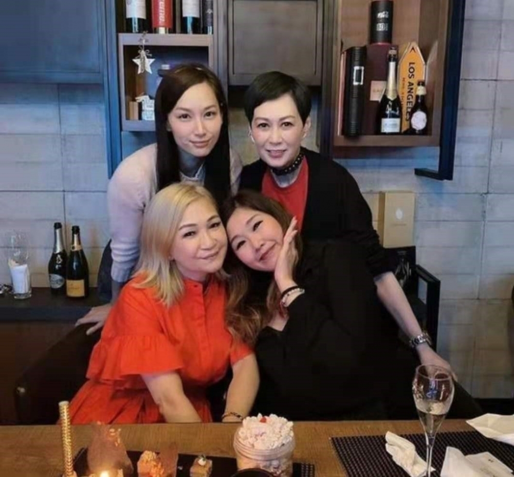 兩年前關禮傑老婆梁安娜(Anna)生日,徐子珊都有出席飯局,當時合照子珊瘦咗唔少。