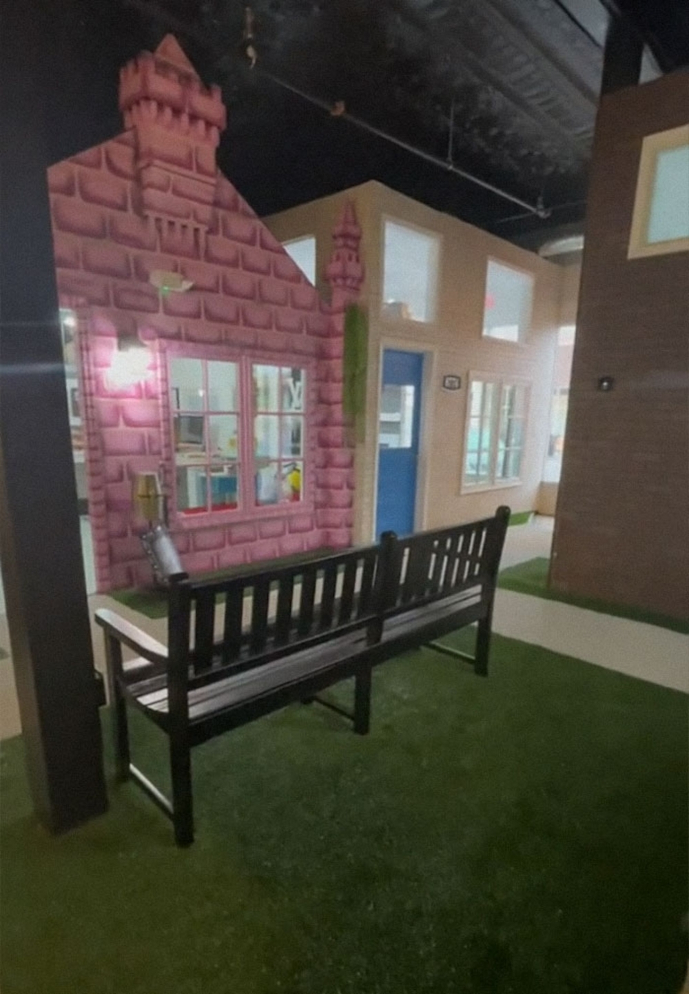 粉紅色小房子係老闆特意興建比老闆娘的！